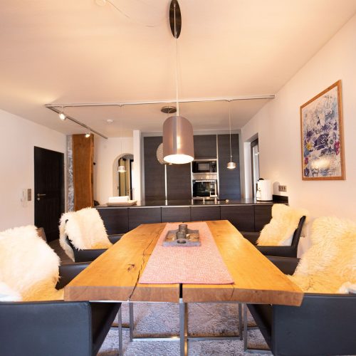 Esstisch mit Stühlen in Ferienwohnung in Garmisch-Partenkirchen