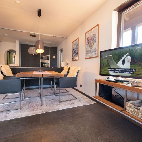 Esszimmer mit Fernseher in Ferienwohnung in Garmisch-Partenkirchen