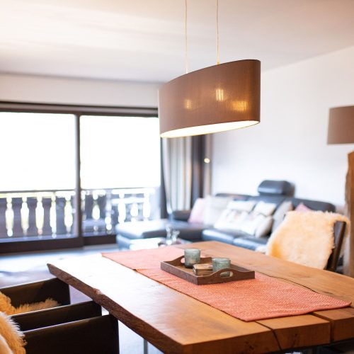 Esszimmer mit Sofa in Ferienwohnung in Garmisch-Partenkirchen