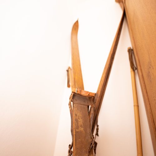 zwei Holzskier in Ferienwohnung in Garmisch-Partenkirchen