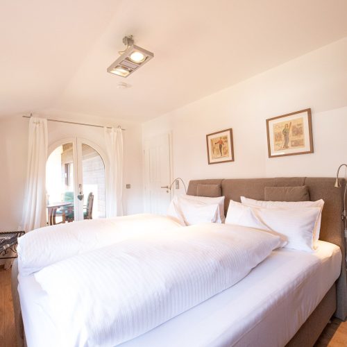 Doppelbett mit Balkon in Ferienwohnung in Garmisch-Partenkirchen