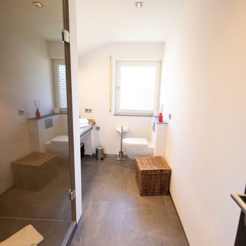 Badezimmer mit Dusche und Toilette in Ferienwohnung in Garmisch-Partenkirchen