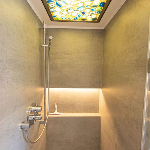 Dusche mit Deckenbemalung in Ferienwohnung in Garmisch-Partenkirchen