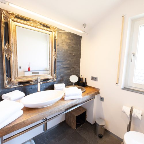 Waschbecken und Spiegel in Ferienwohnung in Garmisch-Partenkirchen