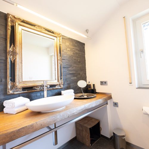 Waschbecken mit Spiegel und Handtücher in Ferienwohnung in Garmisch-Partenkirchen