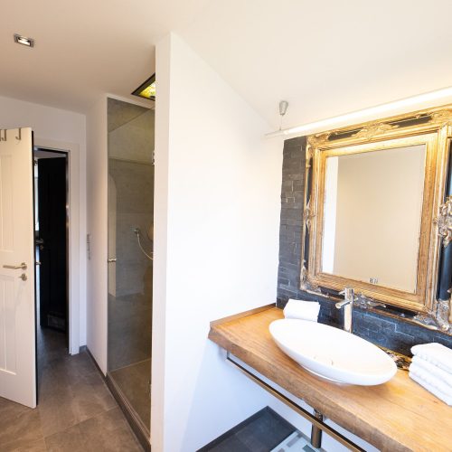 Badezimmer mit Dusche uns Waschbecken in Ferienwohnung in Garmisch-Partenkirchen