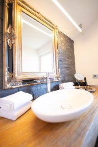 Waschbecken mit Spiegel in Ferienwohnung in Garmisch-Partenkirchen