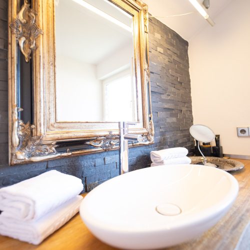 Waschbecken mit Spiegel in Ferienwohnung in Garmisch-Partenkirchen