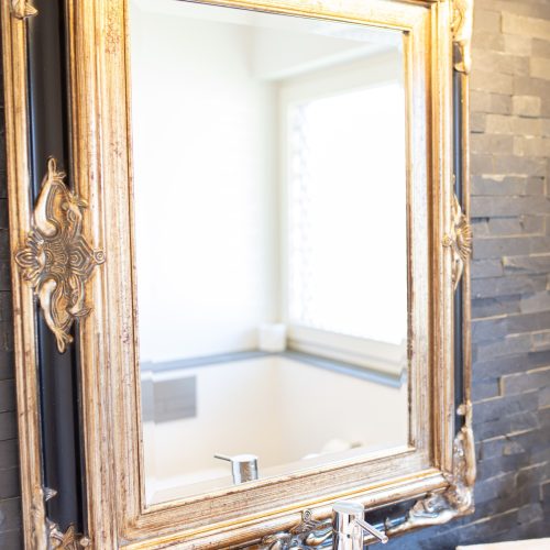 Spiegel mit goldenem Rahmen in Ferienwohnung in Garmisch-Partenkirchen