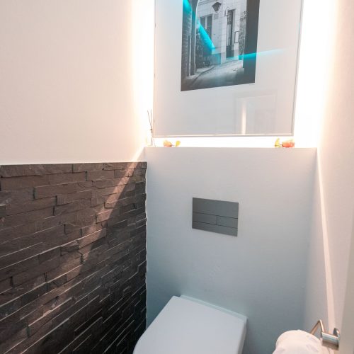 Toilette mit bedeutetem Bild in Ferienwohnung in Garmisch-Partenkirchen