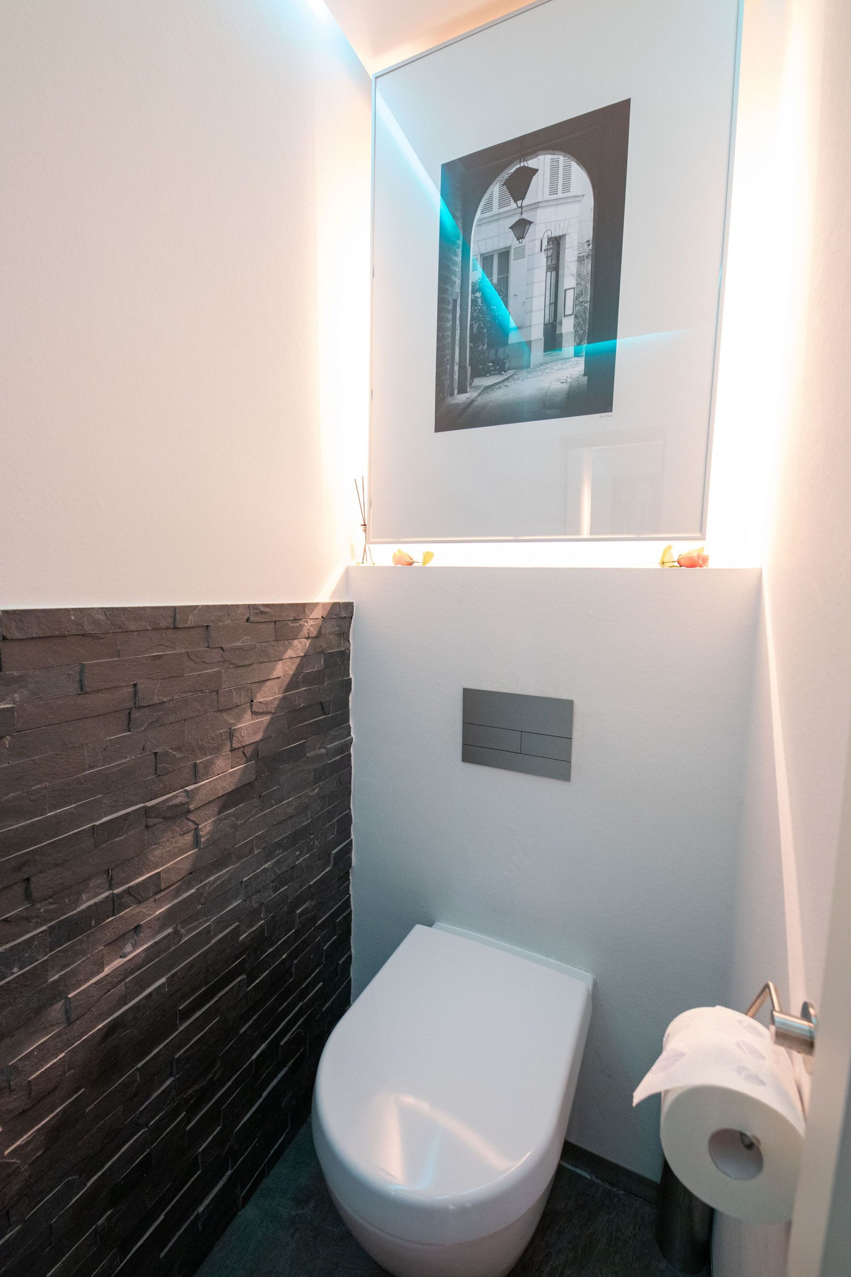 Toilette mit bedeutetem Bild in Ferienwohnung in Garmisch-Partenkirchen