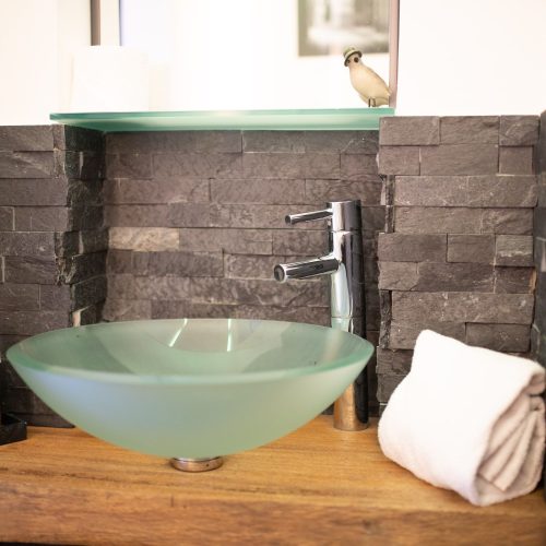 Waschbecken mit Spiegel in Ferienwohnung in Garmisch-Partenkirchen