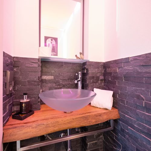 Waschbecken mit Spiegel in Ferienwohnung in Garmisch-Partenkirchen