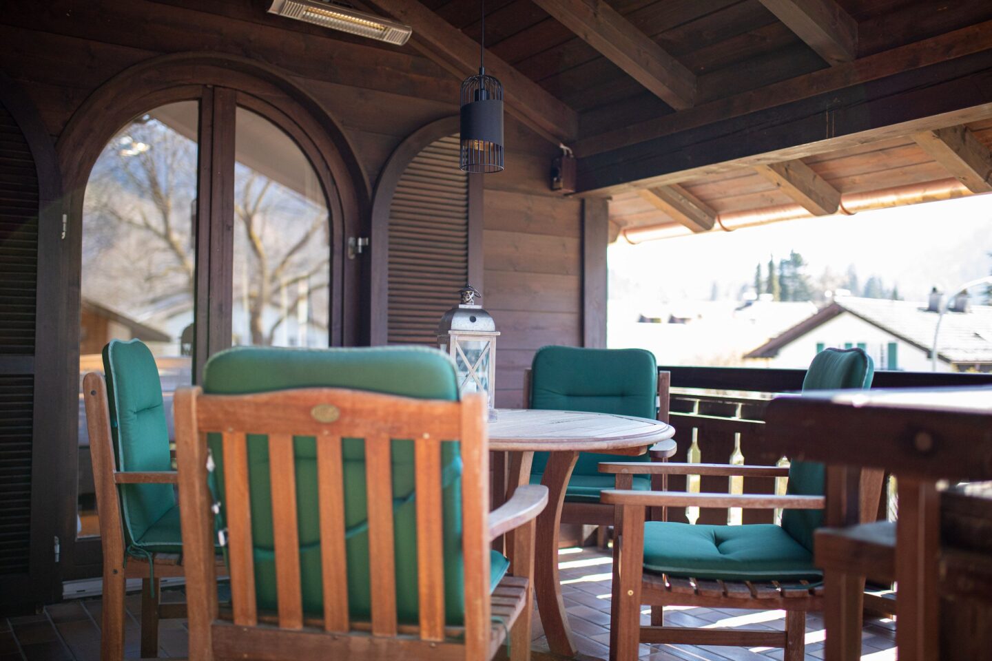 Sitzecke auf Balkon in Ferienwohnung in Garmisch-Partenkirchen