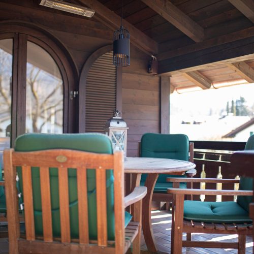 Sitzecke auf Balkon in Ferienwohnung in Garmisch-Partenkirchen