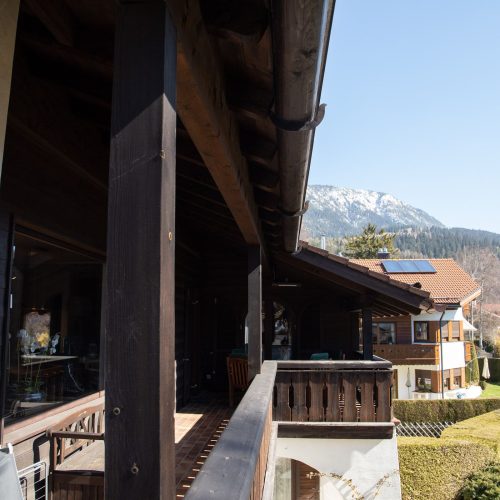 Balkon mit Bank in Ferienwohnung in Garmisch-Partenkirchen