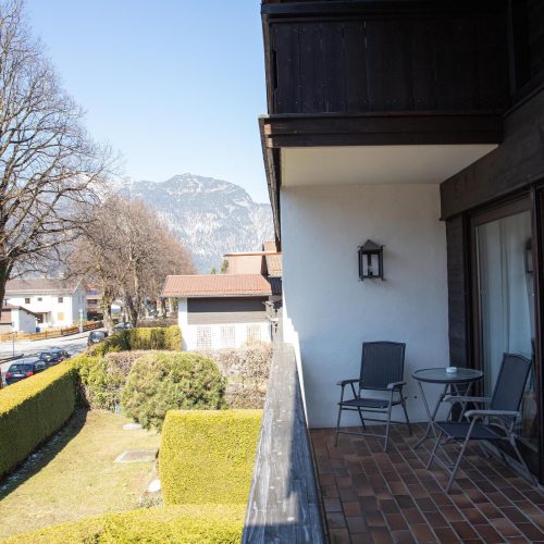 Balkon mit Stühlen in Ferienwohnung in Garmisch-Partenkirchen