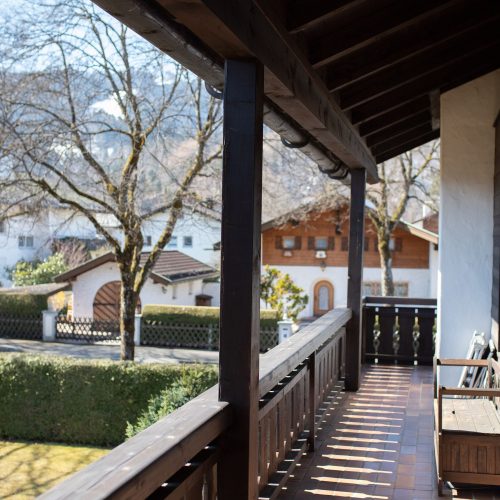 Balkon mit Bank in Ferienwohnung in Garmisch-Partenkirchen