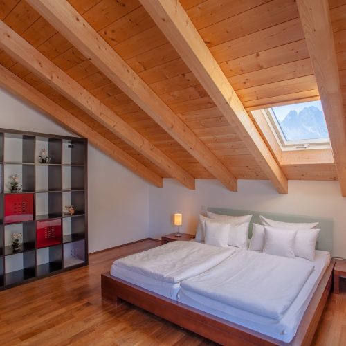 Doppelbett und Nachttisch in Ferienwohnung in Garmisch-Partenkirchen