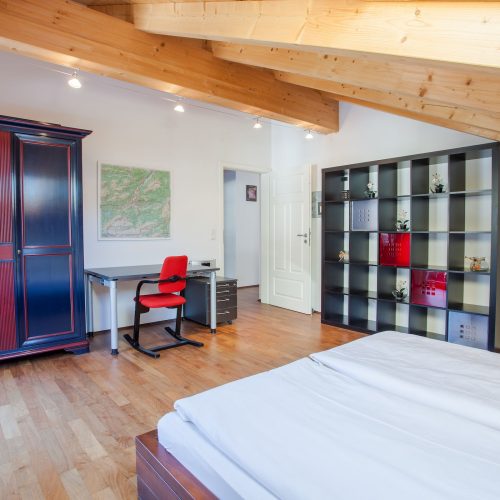 Doppelbett und Regale in Ferienwohnung in Garmisch-Partenkirchen