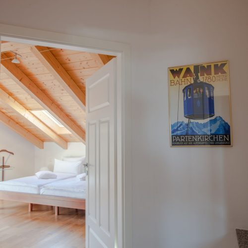 Doppelbettzimmer Eingang in Ferienwohnung in Garmisch-Partenkirchen