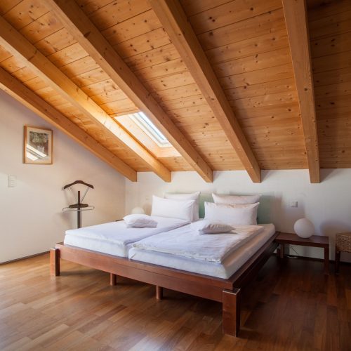 Doppelbett mit Schräge in Ferienwohnung in Garmisch-Partenkirchen