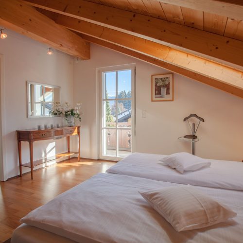 Doppelbett und Aussicht in Ferienwohnung in Garmisch-Partenkirchen