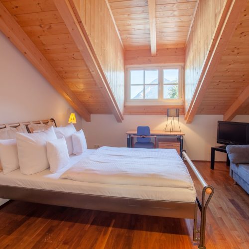 Doppelbett und Dachfenster in Ferienwohnung in Garmisch-Partenkirchen