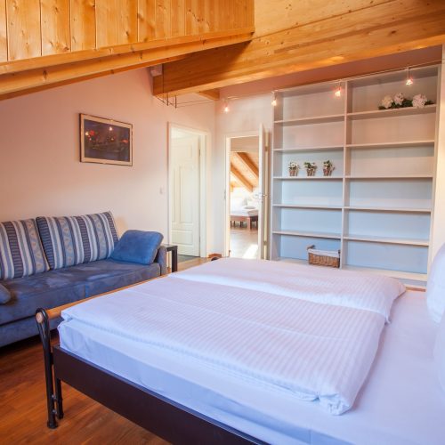 Doppelbett mit Regal in Ferienwohnung in Garmisch-Partenkirchen