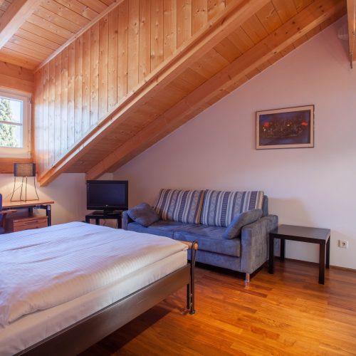 Doppelbett mit Sofa in Ferienwohnung in Garmisch-Partenkirchen