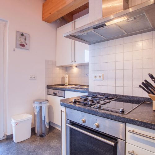 Küche mit Herd und Messerblock in Ferienwohnung in Garmisch-Partenkirchen