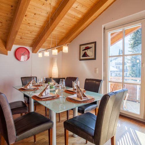 Essbereich mit schwarzen Stühlen in Ferienwohnung in Garmisch-Partenkirchen