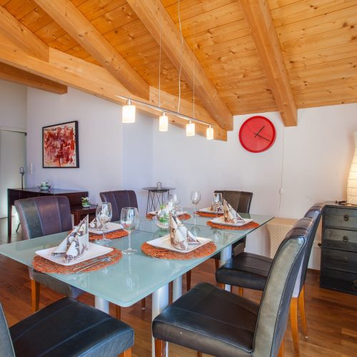 Essbereich mit roter Uhr und Esstisch in Ferienwohnung in Garmisch-Partenkirchen