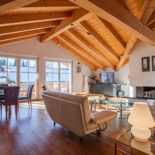 Wohnbereich mit Esstisch und Sofas in Ferienwohnung in Garmisch-Partenkirchen