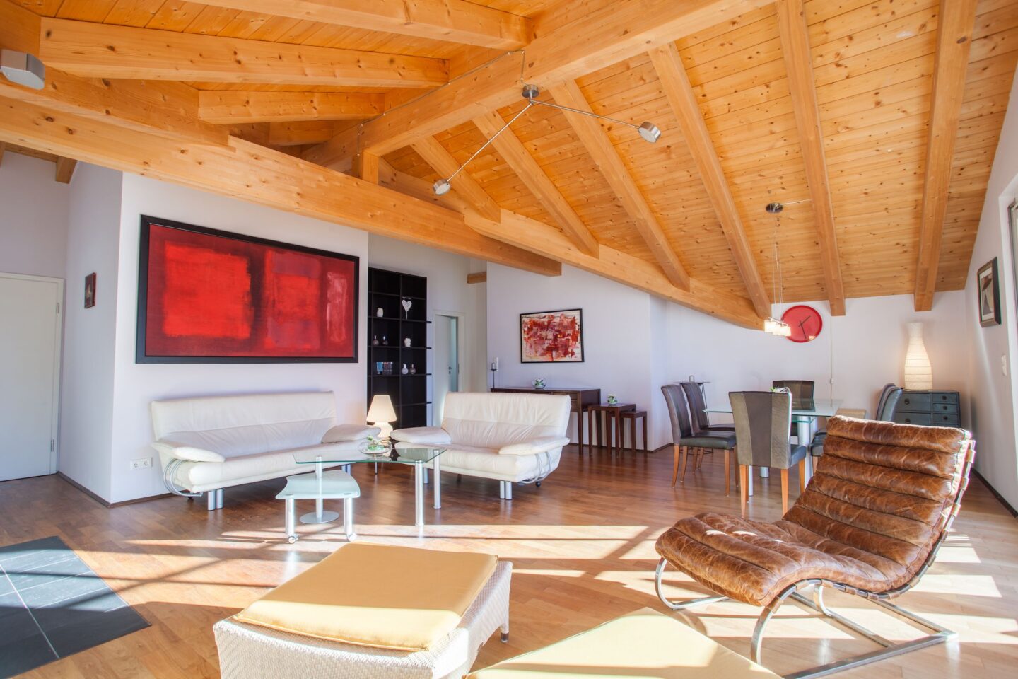 Wohnzimmer mit Sessel in Ferienwohnung in Garmisch-Partenkirchen