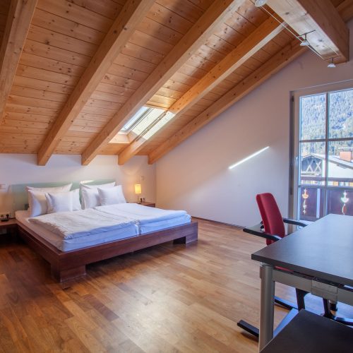 Doppelbett unter der Dachschräge in Ferienwohnung in Garmisch-Partenkirchen