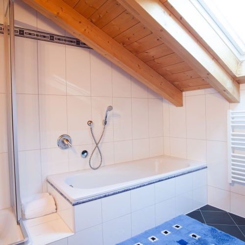 Badewanne und Dachfenster in Ferienwohnung in Garmisch-Partenkirchen