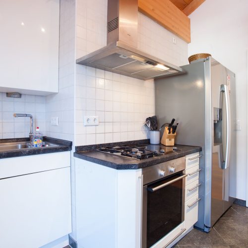 Küche in weiß in Ferienwohnung in Garmisch-Partenkirchen