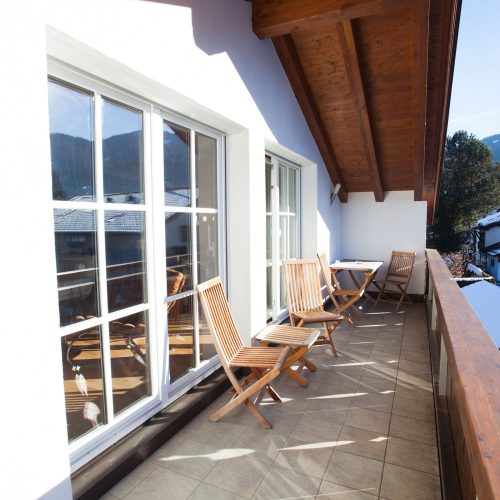 Balkon mit Stühlen in Ferienwohnung in Garmisch-Partenkirchen