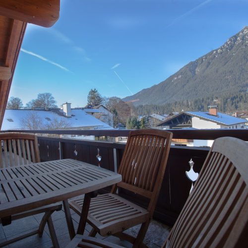 Balkon mit Stühlen in Ferienwohnung in Garmisch-Partenkirchen