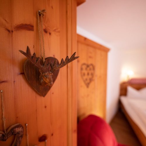 Schlafzimmer mit Wand Deko in Ferienwohnung in Garmisch-Partenkirchen