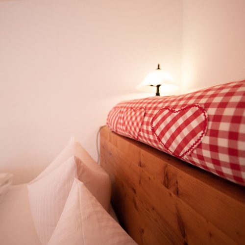 Doppelbett und Herzkissen in Ferienwohnung in Garmisch-Partenkirchen