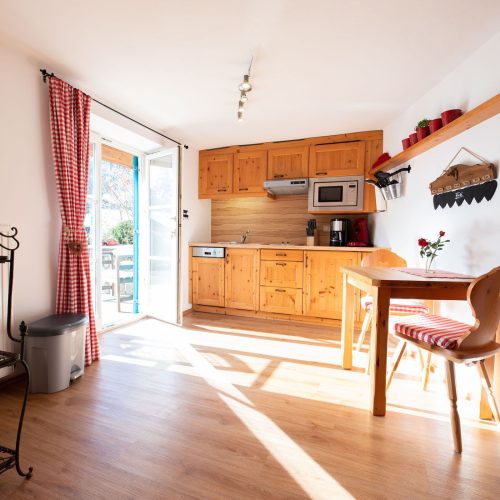 Küche mit Tisch in Ferienwohnung in Garmisch-Partenkirchen