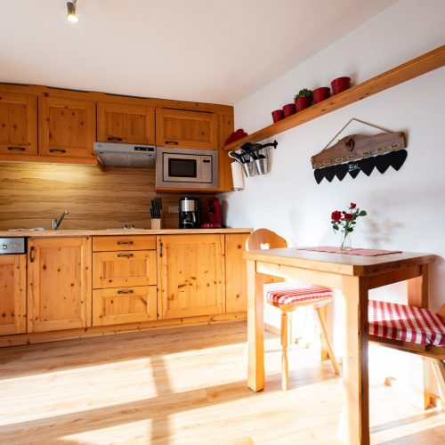 Küche mit Mikrowelle in Ferienwohnung in Garmisch-Partenkirchen
