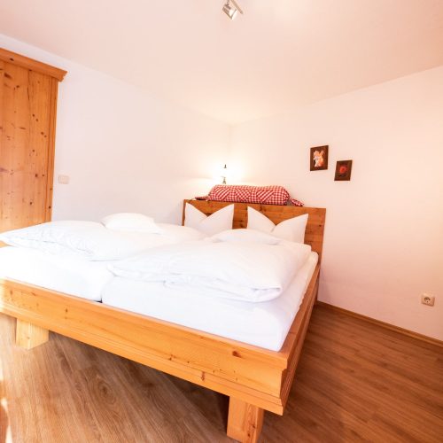 Doppelbett und Spiegel in Ferienwohnung in Garmisch-Partenkirchen