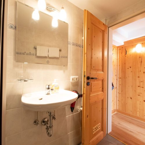 Badezimmer mit Waschbecken in Ferienwohnung in Garmisch-Partenkirchen