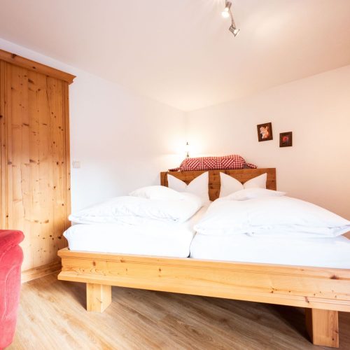 Doppelbett aus Holz in Ferienwohnung in Garmisch-Partenkirchen