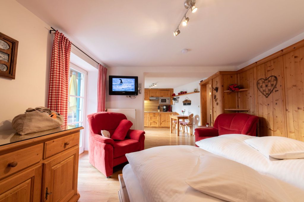 Doppelbett mit Fernseher in Ferienwohnung in Garmisch-Partenkirchen