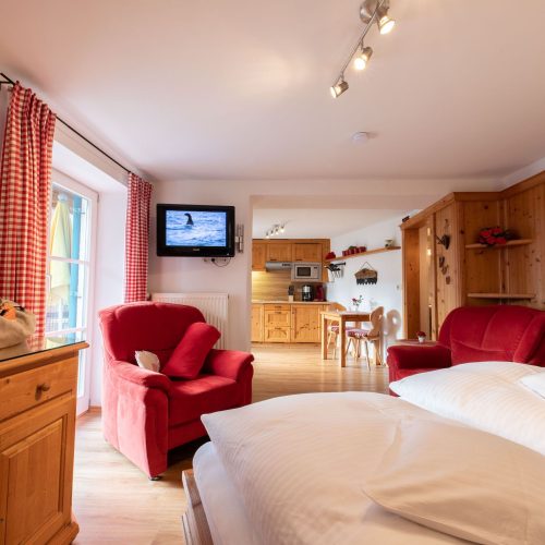 Doppelbett mit Fernseher in Ferienwohnung in Garmisch-Partenkirchen