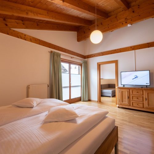 Doppelzimmer mit Fernseher in Ferienwohnung in Garmisch-Partenkirchen